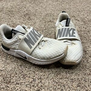 Women’s Nike tennis shoes size 6.5